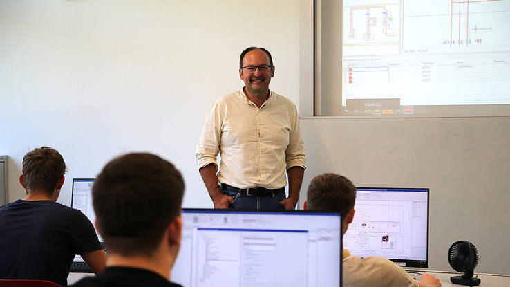 Professor Manfred Lichtenwagner is very intuitive in instructing his students and teaches them the practical application of electrical engineering knowledge with support from the EPLAN Education software package